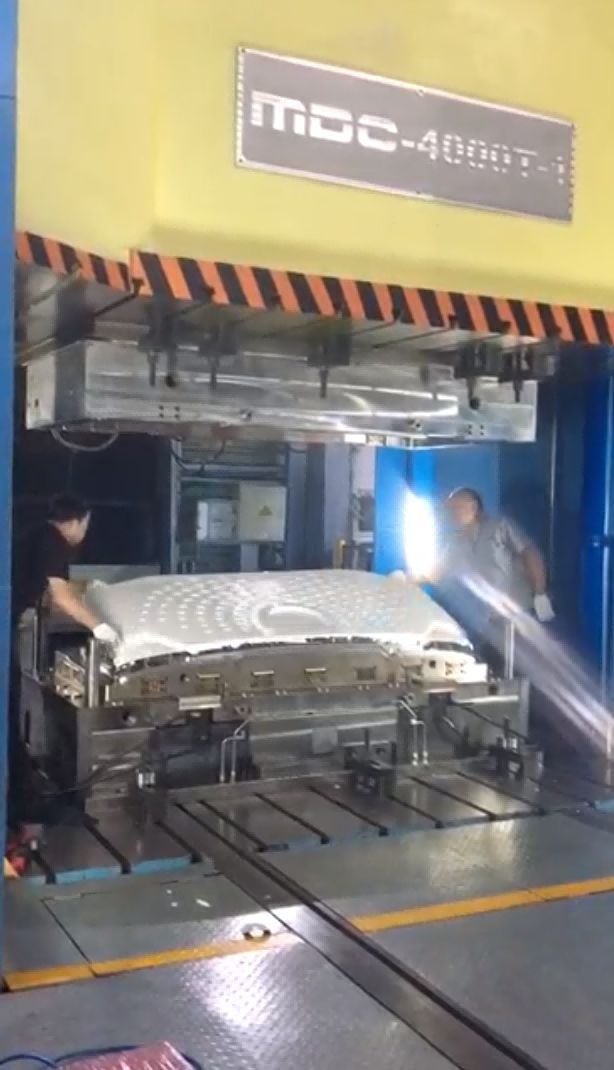 SMC 模具與碳纖維模具:制造領(lǐng)域的優(yōu)劣勢(shì)比較